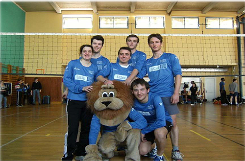 L’équipe lyonnaise de Volley-ball et la Mascotte de l’AE Lyon