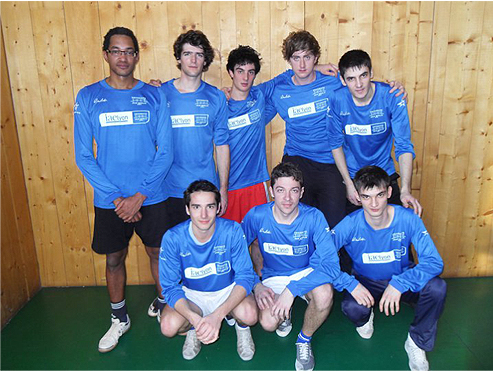 L’équipe lyonnaise de Volley-ball et la Mascotte de l’IAE Lyon