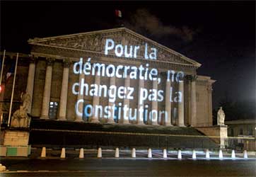 Slogan projeté par des militants sur la façade de l'Assemblée nationale le 10 février 2016