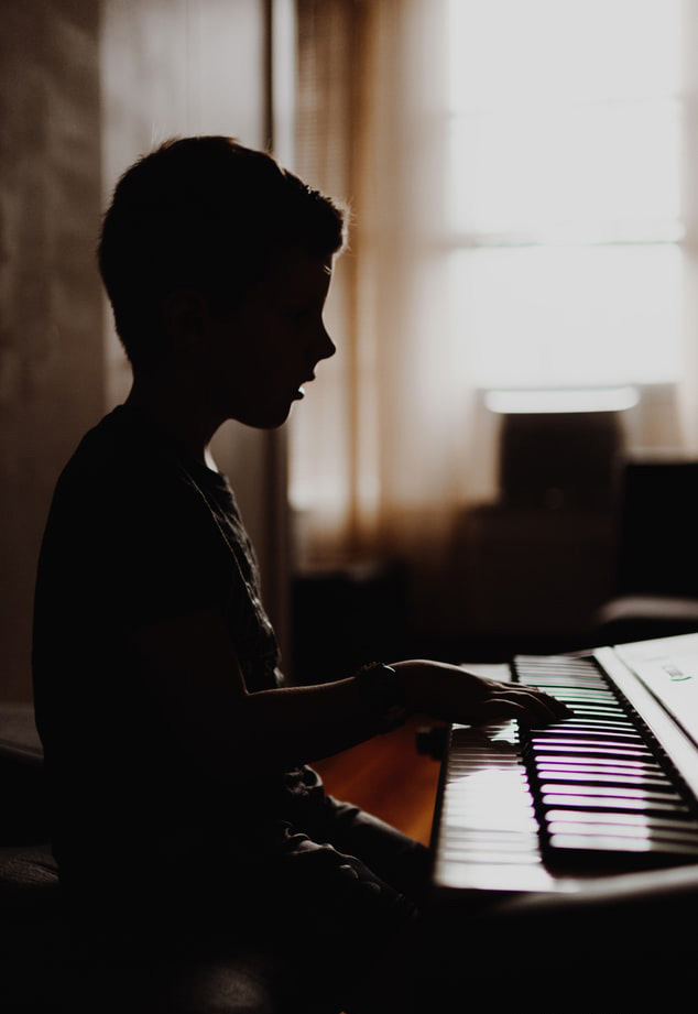 Enfant au piano